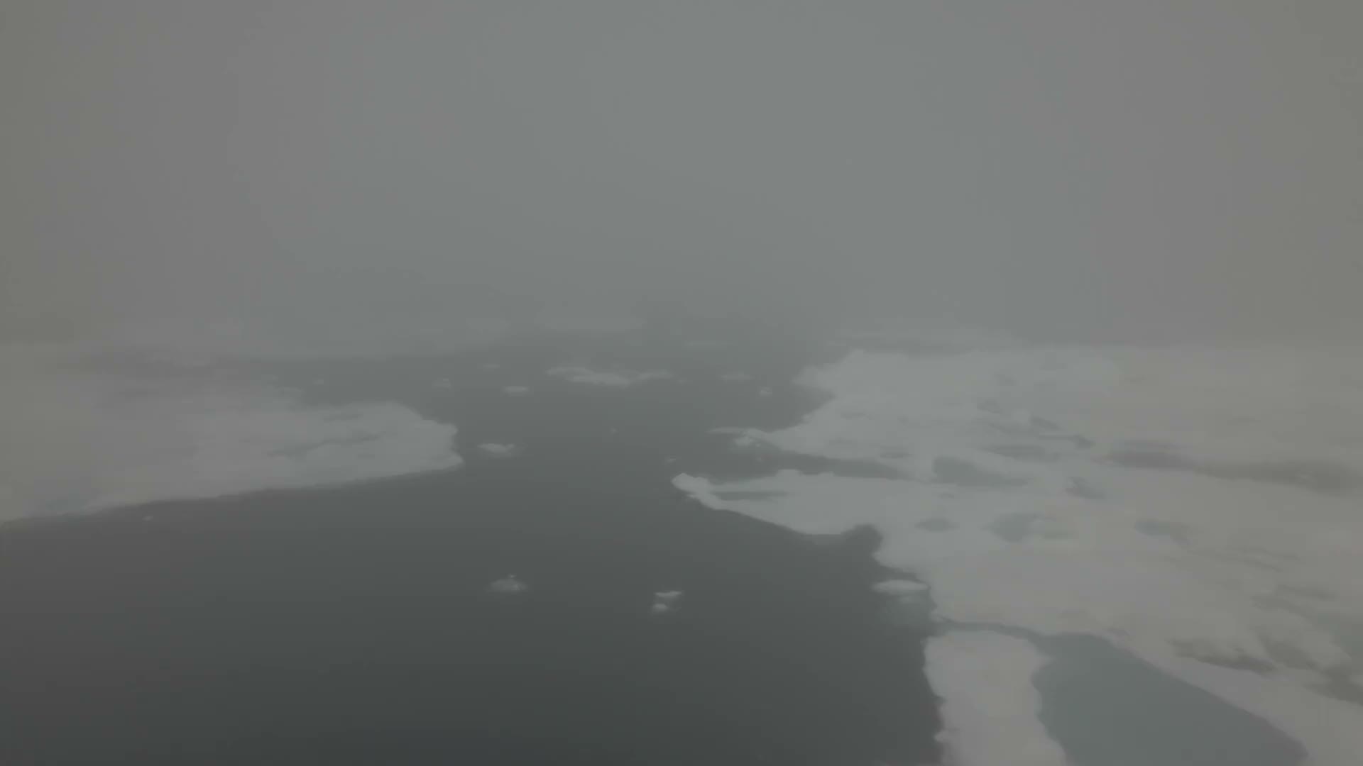 Eis und offenes Wasser im Nebel, aus der Luft