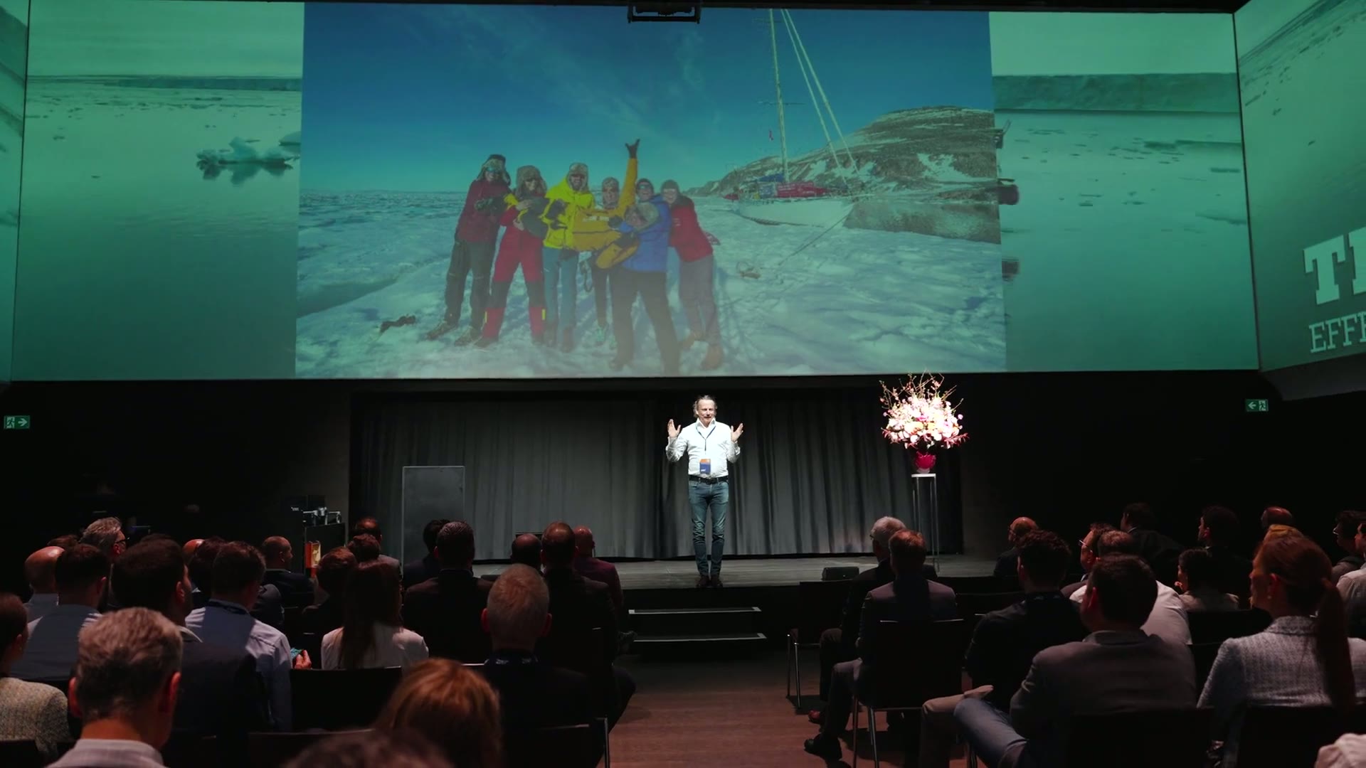 Keynote Speaker Andy Fitze auf der Bühne vor vollem Saal