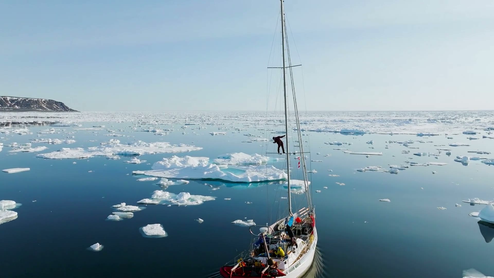 Segelyacht im Eis mit einer Person im Ausguck